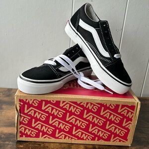 NWT Vans Old Skool Kids Shoe - size 13